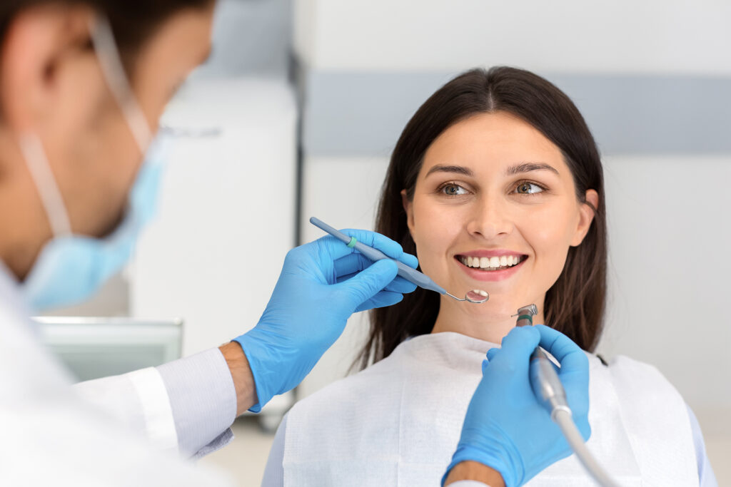 Sonrisa de un paciente en un tratamiento de periodoncia en la clinica Dental Borras alcala de xivert